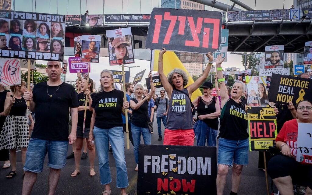 Des manifestants protestant pour la libération des otages détenus dans la bande de Gaza, devant le ministère de la Défense, à Tel Aviv, le 7 août 2024. (Crédit : Avshalom Sassoni/Flash90)