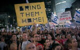 Des manifestants réclamant des élections législatives anticipées et un accord pour la libération des otages détenus par le Hamas à Gaza, devant les quartiers généraux de l'armée de la Kirya, à Tel Aviv, le 10 août 2024. (Crédit : Miriam Alster/Flash90)