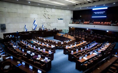 Illustration : Vue d'une session de plénum dans la salle d'assemblée de la Knesset, le Parlement israélien, à Jérusalem, le 14 août 2024. (Crédit : Chaïm Goldberg/Flash90)