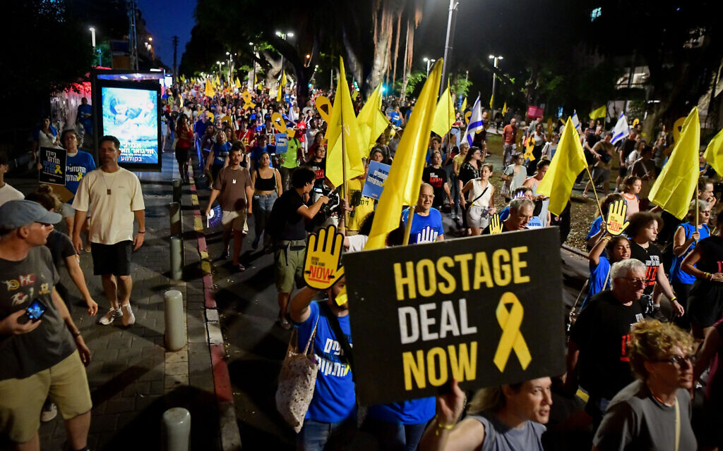 Des proches d'otages détenus par le Hamas à Gaza et des sympathisants lors d'une marche de protestation pour réclamer un accord de "trêve contre libération d'otages", à Tel Aviv, le 15 août 2024. (Crédit : Avshalom Sassoni/Flash90)