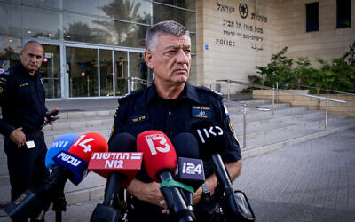 Le commandant du district de Tel Aviv Peretz Amar s'exprime devant la presse à Tel Aviv, le 19 août 2024. (Crédit : Avshalom Sassoni/Flash90)