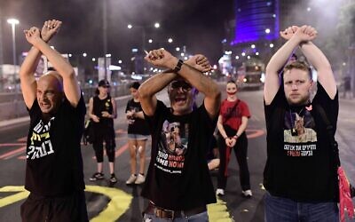 Des manifestants appelant à la libération des otages israéliens détenus dans la bande de Gaza, devant le ministère de la Défense, à Tel Aviv, le 20 août 2024. (Crédit : Tomer Neuberg/Flash90)