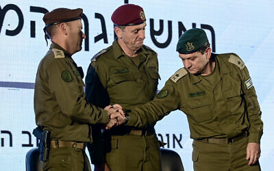 Le chef sortant du Directorat des Renseignements militaires, le général de division Aharon Haliva (à droite), le nouveau commandant du Directorat, le général de division Shlomi Binder (à gauche) et le chef d'état-major, le général de corps d'armée Herzl Halevi (au centre), assistant à une cérémonie de passation des pouvoirs à la base de Glilot, près de Herzliya, le 21 août 2024. (Crédit : Tomer Neuberg/Flash90)