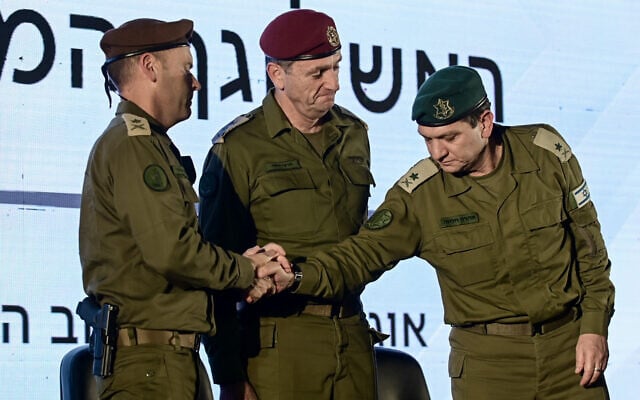 Le chef sortant du Directorat des Renseignements militaires, le général de division Aharon Haliva (à droite), le nouveau commandant du Directorat, le général de division Shlomi Binder (à gauche) et le chef d'état-major, le général de corps d'armée Herzl Halevi (au centre), assistant à une cérémonie de passation des pouvoirs à la base de Glilot, près de Herzliya, le 21 août 2024. (Crédit : Tomer Neuberg/Flash90)