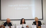 La ministre des Transports, Miri Regev, donne une conférence de presse au sujet de la commémoration officielle du pogrom du 7 octobre, au ministère des Transports et de la Sécurité routière, à Jérusalem, le 22 août 2024. (Crédit : Chaim Goldberg/Flash90)