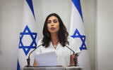 La ministre des Transports, Miri Regev, tenant une conférence de presse au sujet de la commémoration officielle du pogrom du 7 octobre, au ministère des Transports et de la Sécurité routière, à Jérusalem, le 22 août 2024. (Crédit : Chaïm Goldberg/Flash90)