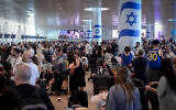 Des passagers dont les vols ont été retardés ou annulés, à l'aéroport international Ben Gurion, le 25 août 2024. (Crédit : Avshalom Sassoni/Flash90)
