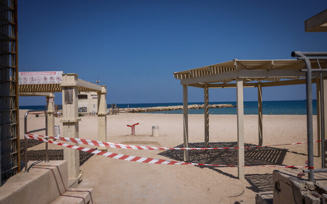 La plage de Haïfa fermée pour cause de sécurité, le 25 août 2024. (Crédit : Chaïm Goldberg/Flash90)