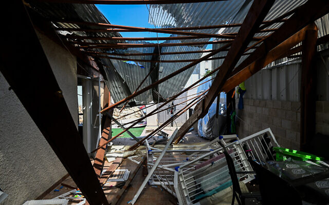 Le site de la maison endommagée à la suite d'une attaque de missiles en provenance du Liban, à Akko, dans le nord d'Israël, le 25 août 2024. (Crédit : Flash90) Le site de la maison endommagée à la suite d'une attaque de missiles en provenance du Liban, à Akko, dans le nord d'Israël, le 25 août 2024. (Crédit : Flash90)