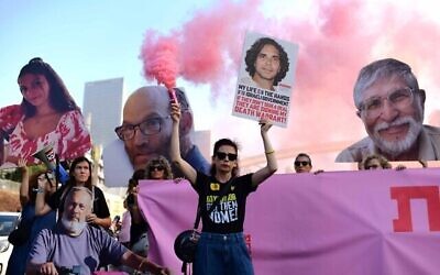Des Israéliens bloquent l’autoroute Ayalon, à Tel Aviv, lors d’une manifestation en faveur de la libération des otages détenus par le Hamas à Gaza, le 27 août 2024. (Crédit : Tomer Neuberg/Flash90)