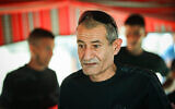 L'otage secouru  Farhan al-Qadi sous une tente non loin de son domicile, à proximité de Rahat, le 28 août 2024. (Crédit : Jamal Awad/Flash90)