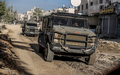 Des soldats israéliens opérant lors d'un raid dans le camp de Nur Shams, à proximité de la ville de Tulkarem, en Cisjordanie, le 28 août 2024. (Crédit : Flash90)