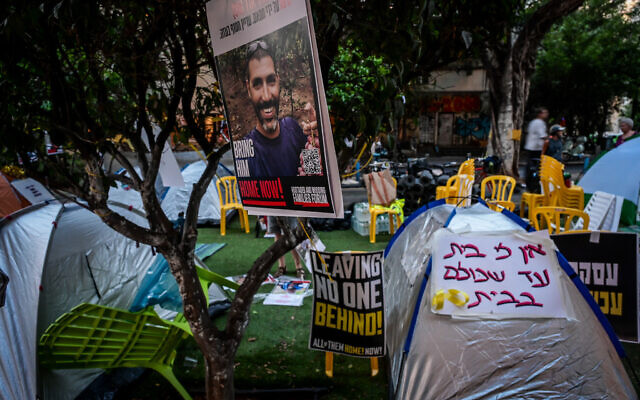 Des Israéliens qui soutiennent un accord de cessez-le-feu pour la libération des otages ont installé des tentes sur le boulevard Rothschild à Tel Aviv pour protester contre le Premier ministre Benjamin Netanyahu, le 29 août 2024. (Crédit : Avshalom Sassoni/Flash90)