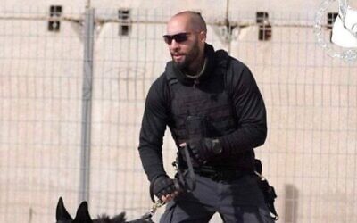 Le maître-chien de l'administration pénitentiaire d'Israël, Yochai Avni. (Autorisation)