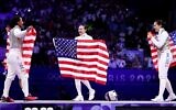 Lauren Scruggs, Maia Weintraub et Jackie Dubrovich de l'équipe américaine célébrant leur victoire contre l'Italie lors du match pour la médaille d'or du fleuret féminin, aux Jeux olympiques de Paris, le 1er août 2024. (Crédit : Clive Brunskill/Getty Images via JTA)