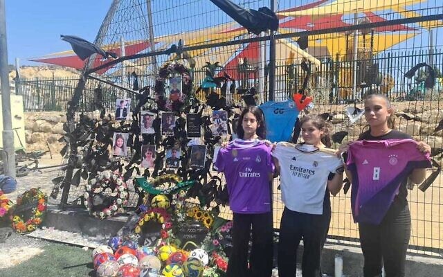 Noor Ibrahim, Rena Ibrahim et Tulei Abu Jabal (de gauche à droite), cousines de l'une des victimes, au mémorial des personnes tuées par une roquette du Hezbollah à Majdal Shams le 27 juillet 2024. (Crédit : Deborah Danan/JTA)