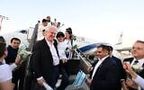 L'Évêque Paul Francis Lanier, président du conseil d'administration de l'IFCJ (Communauté internationale des chrétiens et des juifs), tenant un jeune oleh hadash à son arrivée en Israël et est accueilli par le ministre de l'Alyah et de l'Intégration Ofir Sofer, le 1er août 2024. (Crédit : Yossi Zeliger)