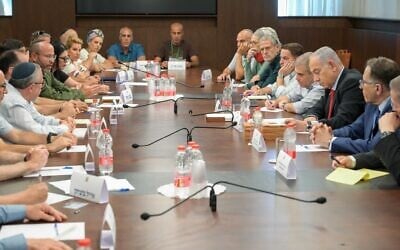 Iillustration : Le Premier ministre Benjamin Netanyahu rencontrant des familles d'otages des forums Gvura et Tikvah, au bureau du Premier ministre, à Jérusalem, le 20 août 2024. (Crédit : Maayan Toaf/GPO)