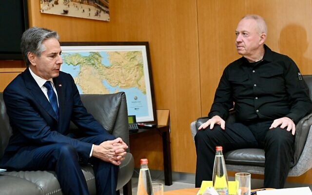 Le secrétaire d'État américain Antony Blinken (à gauche) rencontre le ministre de la Défense Yoav Gallant à Tel Aviv, le 19 août 2024. (Crédit : David Azagury/Ambassade des États-Unis à Jérusalem)