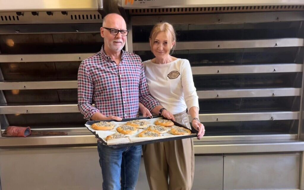 Katarzyna et Artur Goławski, co-gérants de la boulangerie Kuzmiuk, avec dans les mains le cebularz, leur spécialité, autrefois appelée pletzel par les Juifs de langue yiddish de Lublin. (Crédit : Shira Li Bartov/ JTA) Katarzyna et Artur Goławski, co-gérants de la boulangerie Kuzmiuk, avec dans les mains le cebularz, leur spécialité, autrefois appelée pletzel par les Juifs de langue yiddish de Lublin. (Crédit : Shira Li Bartov/ JTA)
