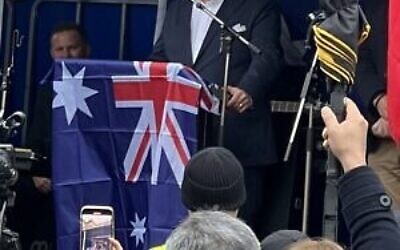 Illustration : Philip Dalidakis prend la parole lors du rassemblement Never Again Is Now à Melbourne, en Australie, en mai 2024. (Autorisation)
