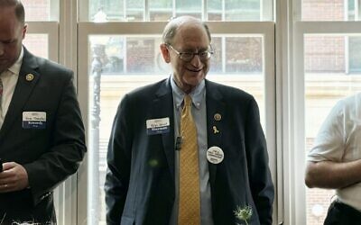 Le représentant Brad Sherman lors d'un événement organisé par la majorité démocrate pour Israël en marge de la Convention nationale démocrate, à Chicago le 21 août 2024. (Crédit : Jacob Magid/Times of Israel)