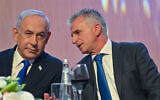 Le Premier ministre Benjamin Netanyahu (à gauche) et le chef du Mossad, David Barnea, lors d'un toast du Nouvel An, au siège de l’agence de renseignement, le 14 septembre 2023. (Crédit : Kobi Gideon/GPO)