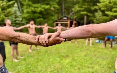 Des mains en cercle, au K Bar L Ranch, dans le Montana. (Crédit : Healing in Nature)