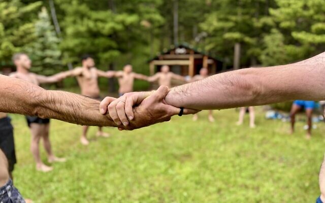 Des mains en cercle, au K Bar L Ranch, dans le Montana. (Crédit : Healing in Nature)