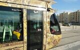 Une rame de la ligne 4 du tramway de Montpellier près de l’hôtel de ville. (Crédit : IngolfBLN / CC BY-SA 2.0)