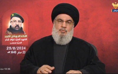 Hassan Nasrallah, chef du Hezbollah, prononçant une allocution télévisée après une attaque, largement déjouée par Israël, en représailles à l'assassinat de Fouad Shukr, le 25 août 2024. (Crédit : Capture d'écran)