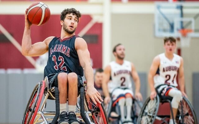 Peter Berry a aidé l'Université de l'Alabama à remporter le championnat interuniversitaire de basket-fauteuil en 2023. (Autorisation : Université de l'Alabama via JTA) Peter Berry a aidé l'Université de l'Alabama à remporter le championnat interuniversitaire de basket-fauteuil en 2023. (Autorisation : Université de l'Alabama via JTA)