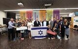 De nouveaux immigrants posant avec le ministre de l'Immigration et de l'Intégration, Ofir Sofer, le directeur général du ministère, Me. Avichaï Kahana, le directeur général adjoint de l'Agence juive pour Israël, Shay Felber, le co-fondateur et président de Nefesh B'Nefesh, Tony Gelbart, et le co-fondateur et directeur exécutif de Nefesh B'Nefesh, le rabbin Yehoshua Fass, à leur arrivée en Israël, à l'aéroport international Ben Gurion, à Tel Aviv, le 22 août 2024. (Crédit : Chen Galili/Nefesh B'Nefesh)