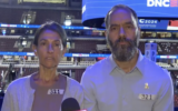 Jon Polin et Rachel Goldberg-Polin, dont le fils Hersh est détenu à Gaza par le Hamas depuis le 7 octobre, s'adressant à la Douzième chaîne depuis la Convention nationale démocrate à Chicago, le 22 août 2024. (Crédit : Capture d'écran ; utilisée conformément à la clause 27a de la loi sur le droit d'auteur)