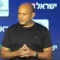 L'ancien Premier ministre Naftali Bennett s'exprimant lors d'une conférence d'Israel Hayom, le 14 août 2024. (Crédit : Capture d'écran ; utilisée conformément à la clause 27a de la loi sur le droit d'auteur)