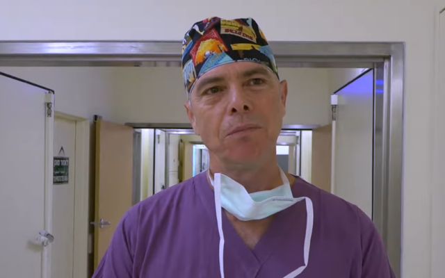 Le professeur Alon Pikarsky expliquant une nouvelle procédure chirurgicale qu'il est sur le point d'effectuer au centre hospitalier Hadassah de Jérusalem, dans une vidéo publiée par l'hôpital le 3 octobre 2019. (Crédit : Capture d'écran : Youtube/Hadassah Medical Center ; utilisée conformément à la clause 27a de la loi sur le droit d'auteur)