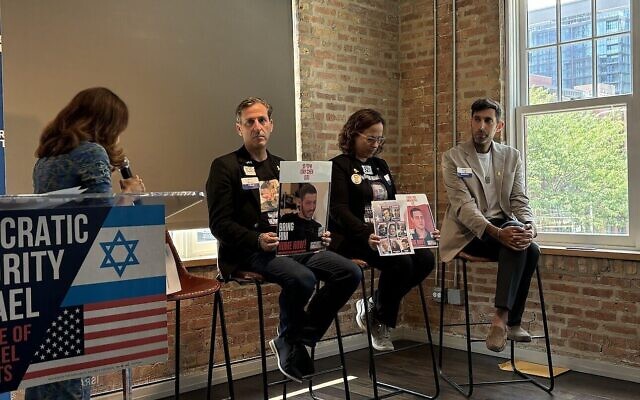 Des parents d'otages israéliens à Gaza s'exprimant lors d'un panel organisé par la Democratic Majority for Israel en marge de la Democratic National Convention, à Chicago, le 19 août 2024. (Crédit : Jacob Magid/Times of Israel) Des parents d'otages israéliens à Gaza s'exprimant lors d'un panel organisé par la Democratic Majority for Israel en marge de la Democratic National Convention, à Chicago, le 19 août 2024. (Crédit : Jacob Magid/Times of Israel)