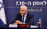 Le chef de l'opposition Yaïr Lapid témoignant devant la commission d'enquête citoyenne non officielle sur l'incapacité à prévenir et à répondre au pogrom du 7 octobre perpétré par le Hamas, le 29 août 2024. (Crédit : Capture d'écran)