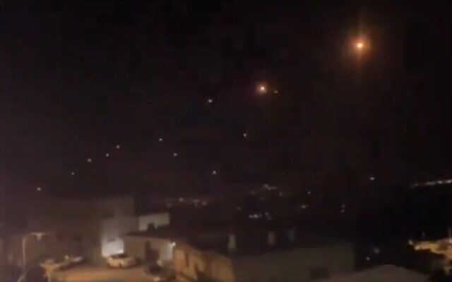Des roquettes tirées depuis le sud du Liban sont interceptées par le système de défense aérienne israélien Iron Dome au-dessus de la Galilée occidentale, tôt le 12 août 2024. (Capture d'écran : X ; utilisée conformément à l'article 27a de la loi sur le droit d'auteur)