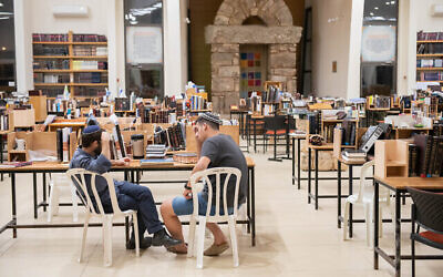 Illustration : La yeshiva hesder de l'implantation d'Itamar, en Cisjordanie, le 2 mai 2021. (Crédit : Sraya Diamant/Flash90)