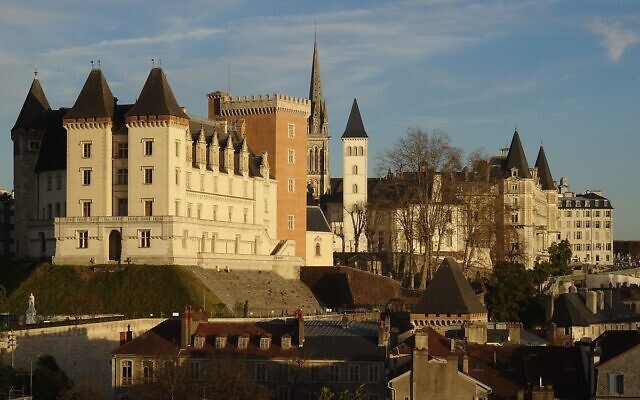 Vue sur Pau, avec le château de Pau, le clocher de l'église Saint-Martin, la tour du Parlement et le Gassion, le 19 décembre 2015. (Crédit : Flo641 / CC BY-SA 4.0) Vue sur Pau, avec le château de Pau, le clocher de l'église Saint-Martin, la tour du Parlement et le Gassion, le 19 décembre 2015. (Crédit : Flo641 / CC BY-SA 4.0)