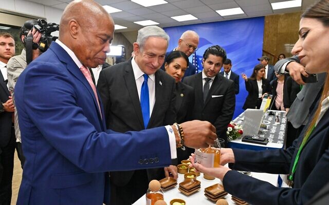Le maire de New York, Eric Adams, et le Premier ministre Benjamin Netanyahu testent la viande cultivée en laboratoire et les protéines alternatives d'Aleph Farms à Jérusalem, le 22 août 2023. (GPO) Le maire de New York, Eric Adams, et le Premier ministre Benjamin Netanyahu testent la viande cultivée en laboratoire et les protéines alternatives d'Aleph Farms à Jérusalem, le 22 août 2023. (GPO)