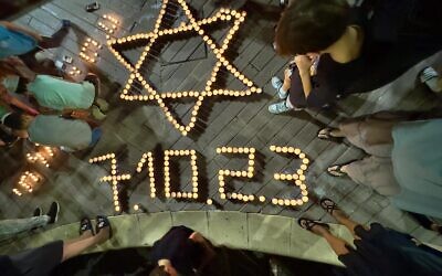 Des bougies sont allumées lors d'une cérémonie à Ramat Hasharon pour marquer le mois qui s'est écoulé depuis l'attaque du Hamas le 7 octobre, le 7 novembre 2023. (Ido Meirovich)