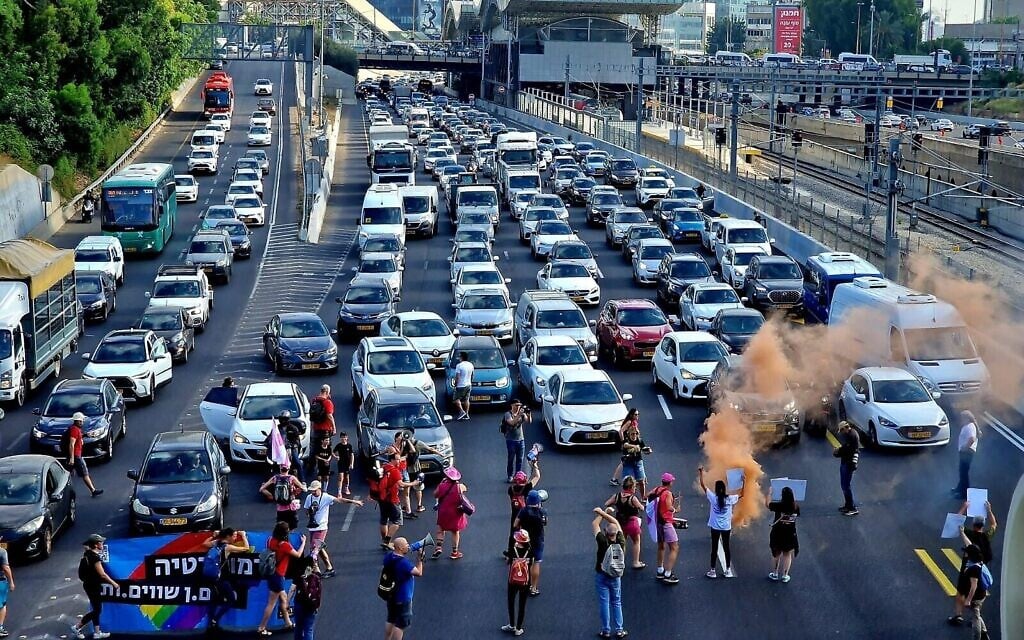Des manifestants réclamant un accord sur les otages bloquant l'autoroute Ayalon, à Tel Aviv, le 1er août 2024. (Crédit : Danor Aharon/Groupes de protestation pour la démocratie)