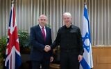 Le ministre de la Défense Yoav Gallant et son homologue britannique, le secrétaire d'État britannique à la Défense John Healey aux quartiers généraux de l'armée de la Kirya, à Tel Aviv, le 2 août 2024. (Crédit : Shachar Yurman/Ministère de la Défense)