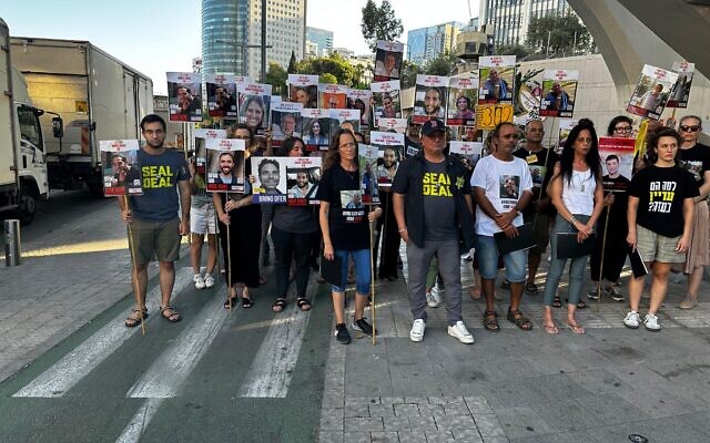 Illustration : Des familles d'otages détenus par le Hamas à Gaza, dont Einav Zangauker (2e en partant de la droite) en tee-shirt blanc, manifestant devant les quartiers généraux de l'armée de la Kirya, à Tel Aviv, le 3 août 2024. (Crédit : Oded Engel/Mouvement de protestation pour la démocratie)