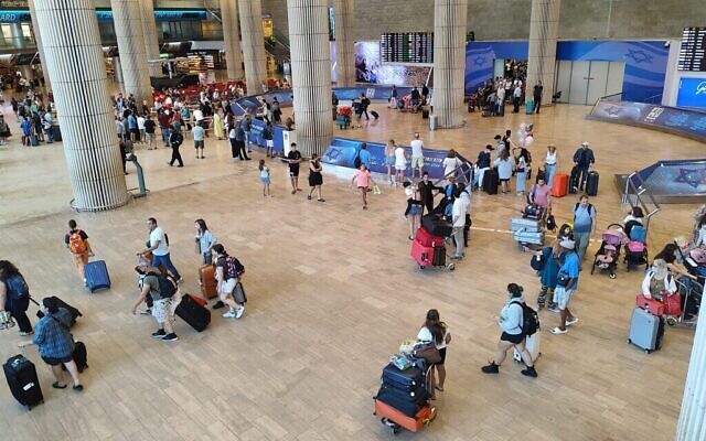 Le hall d'arrivée à l'aéroport Ben Gurion, le 4 août 2024. (Crédit : Gavriel Fiske/Times of Israel)