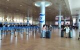 Le hall des départs, à l'aéroport Ben Gurion, le 4 août 2024. (Crédit : Gavriel Fiske/Times of Israel)