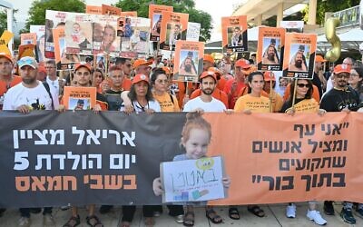Des parents et des sympathisants défilant pour marquer le cinquième anniversaire d'Ariel Bibas, pris en otage à Gaza par des terroristes du Hamas avec son petit frère et ses parents du kibboutz Nir Oz le 7 octobre 2023, à Tel Aviv, le 5 août 2024. (Crédit : Paulina Patimer/Forum des familles des otages)