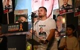 Adam Hajaj prend la parole lors d'un rassemblement en faveur des otages de Gaza, à Tel Aviv, le 10 août 2024. (Forum des otages et des familles de disparus)